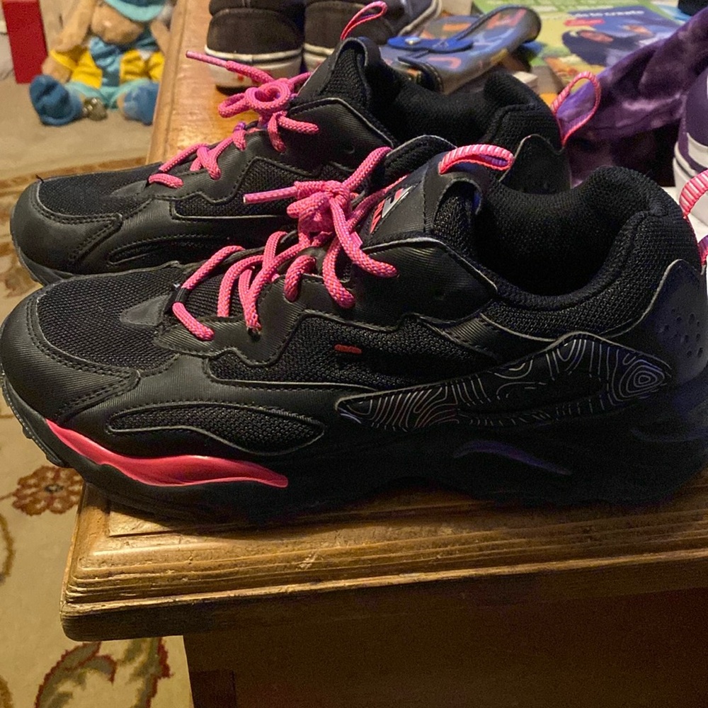 Fila Sneakers in great shape Gently Used Condition - Picture 1 of 7